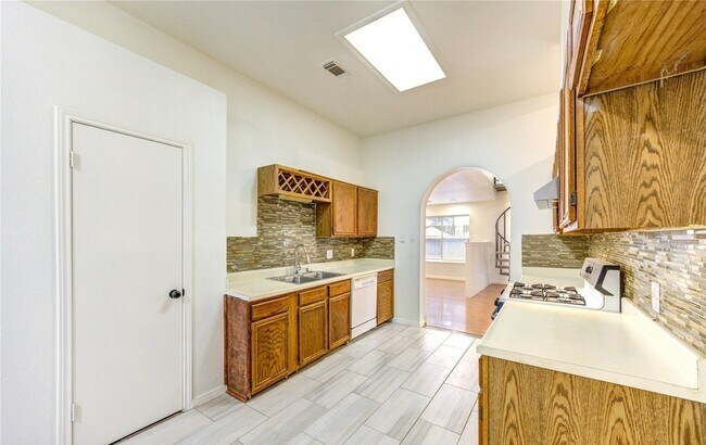 Building Photo - 16830 Scenic Gardens Dr