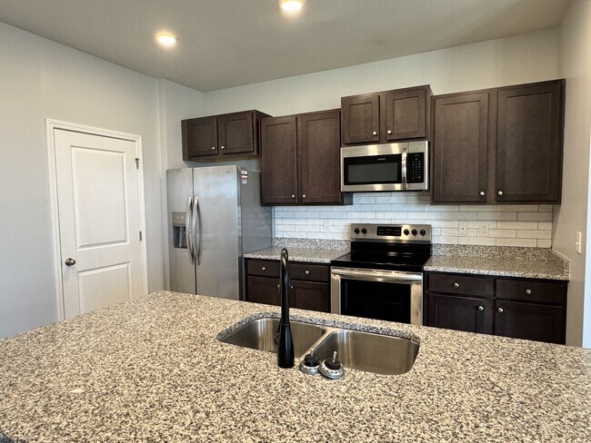 Building Photo - 104 River Winding Rd