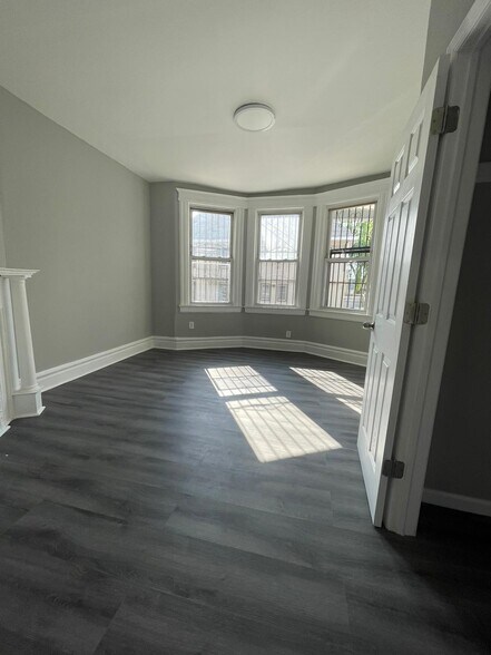 Building Photo - 528 Grove St