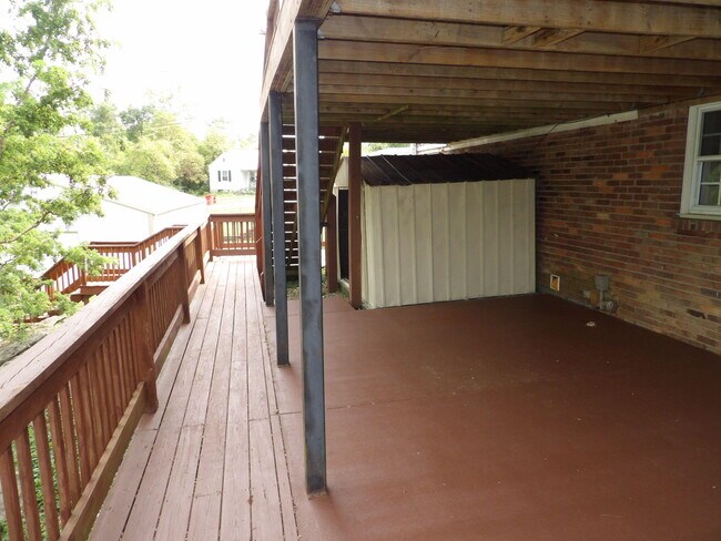 Building Photo - 102 Cedar Dr