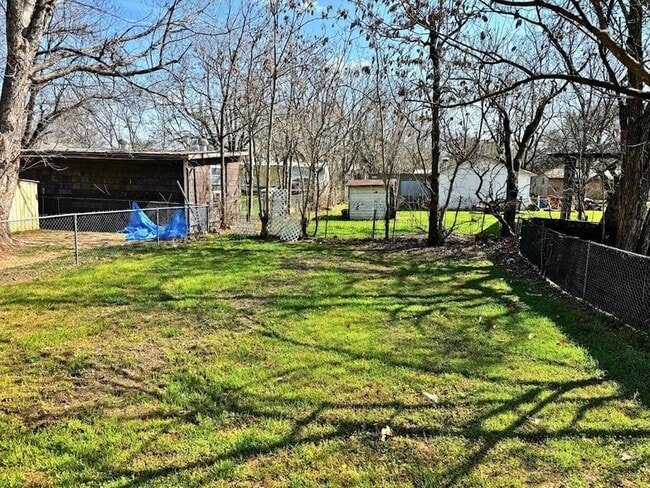 Building Photo - 104 Ave G