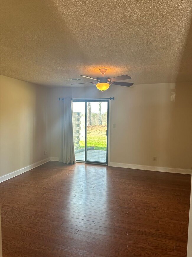 Building Photo - Oakridge Commons