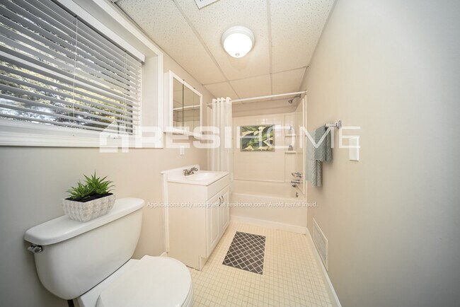 Building Photo - 8088 Picadilly Ct