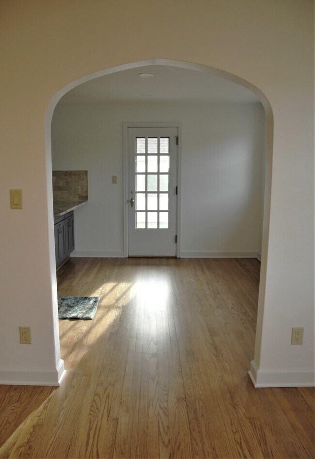 Dining Area - 946 W Shore Dr