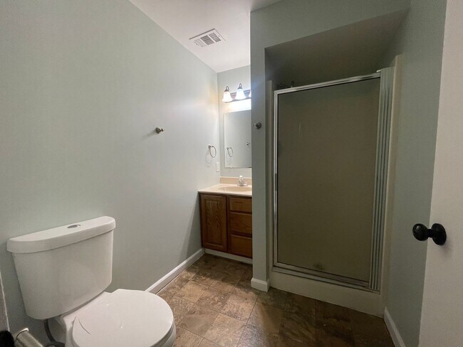 Building Photo - 6770-6772 Pleasantview St NE