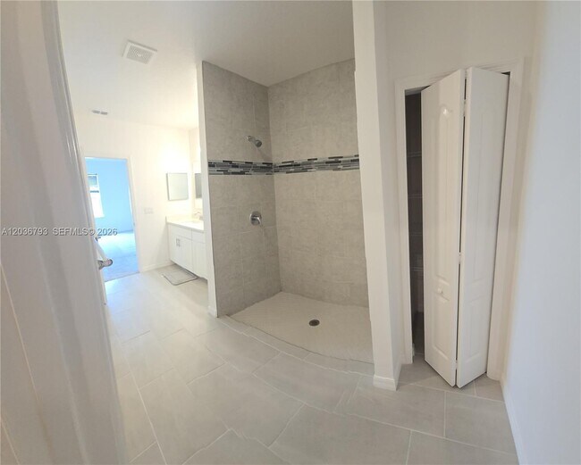 Building Photo - 10500 SW Vasari Way