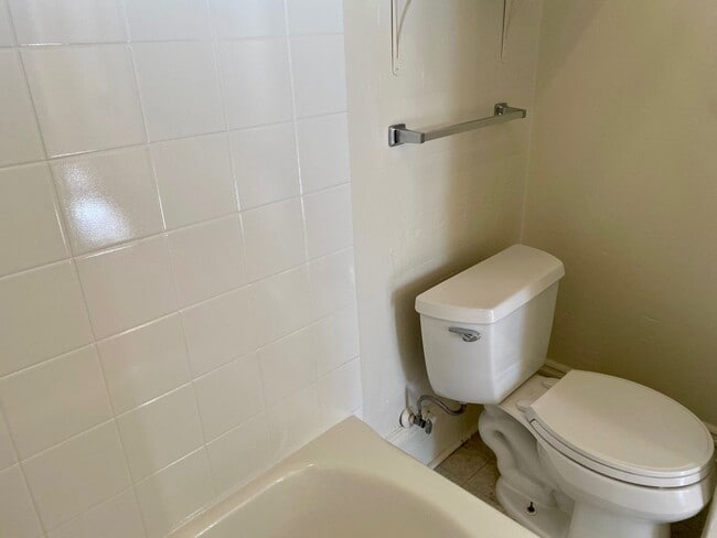 Building Photo - Renovated Top Floor 1BR/1BA. Dual-Pane Bay Windows. Backyard!