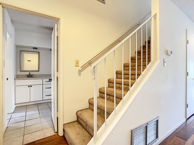 Building Photo - RARE 3 BEDROOM/ 2 BATH IN THE HIGHLY DESIR...