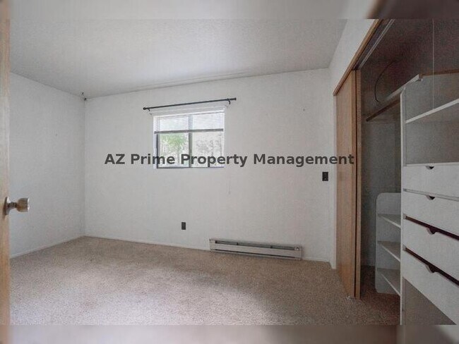 Building Photo - 5383 Glenwood Ln