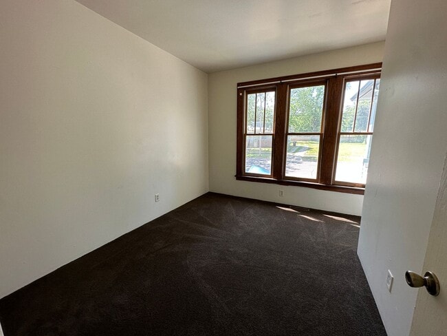 Building Photo - Affordable Lower Unit Close to Downtown