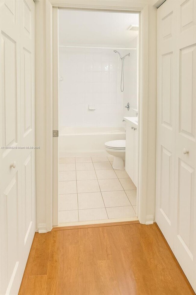 Building Photo - 8040 N Nob Hill Rd