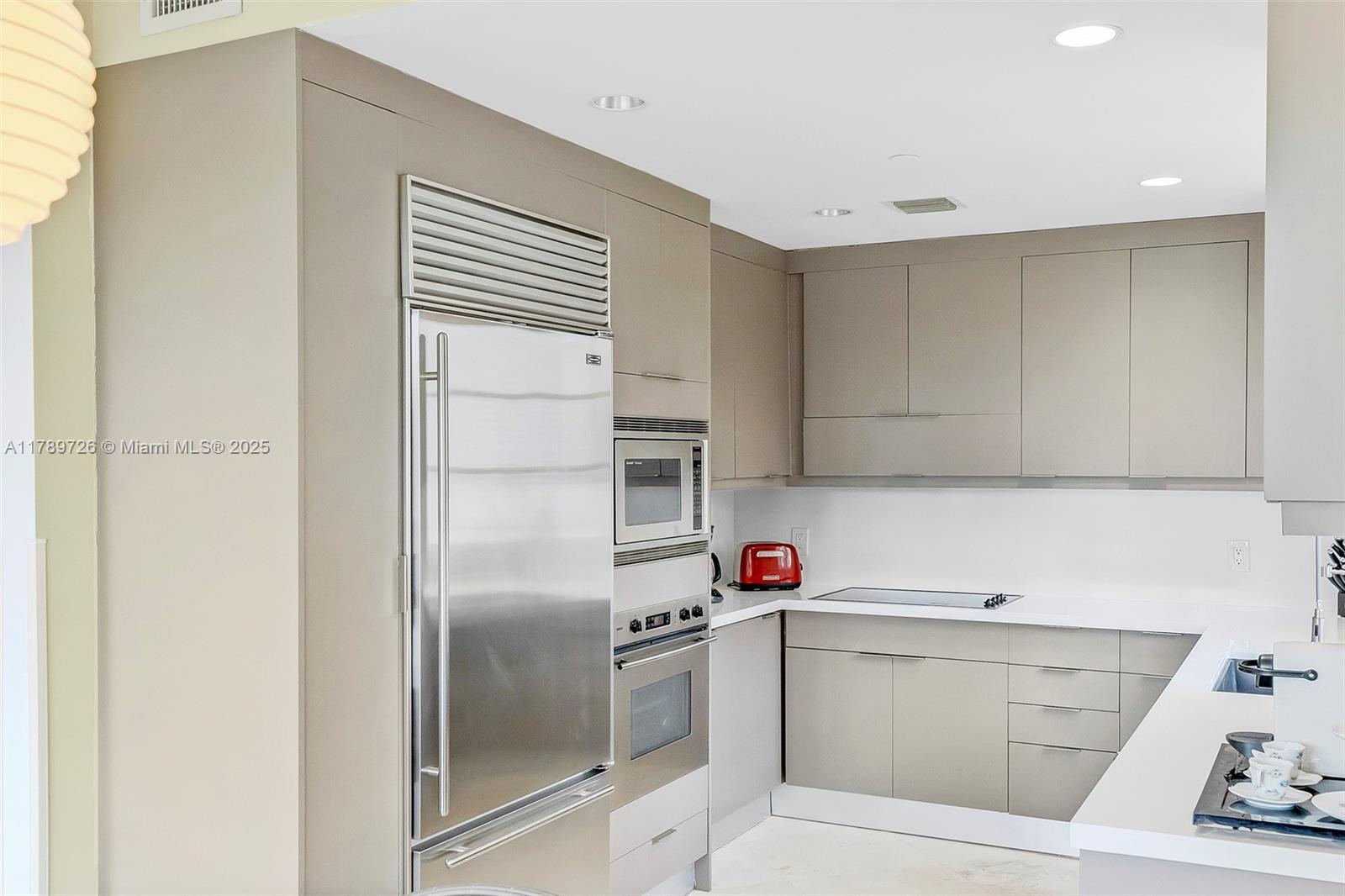 Building Photo - 19227 Fisher Island Dr
