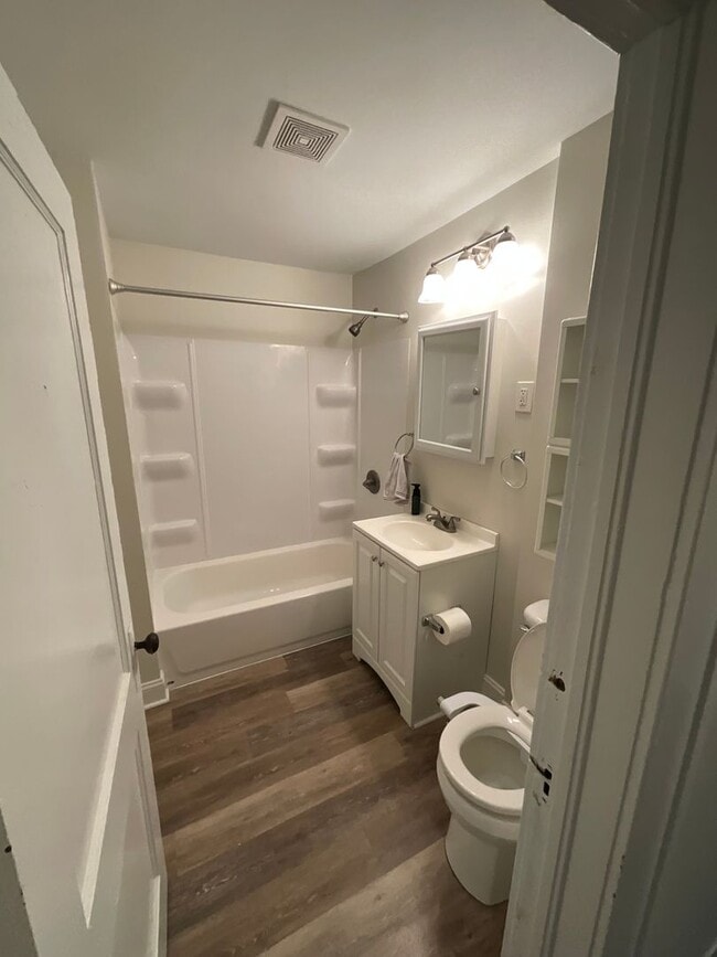 Building Photo - Cozy 2 Bedroom
