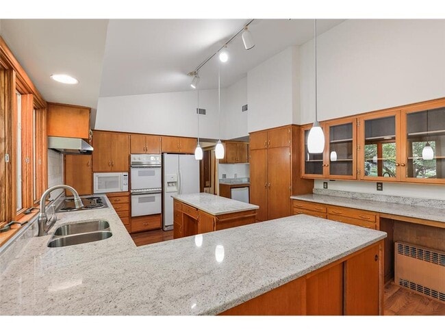 Building Photo - 6400 Greenbriar Ave