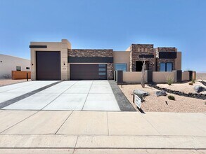 Building Photo - Beautiful Single-Level Home with Trail Access & Stunning Views!!! Pet Friendly!
