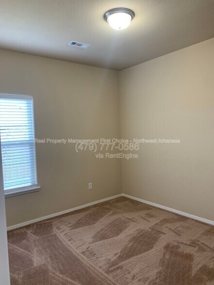 Building Photo - 4401 SW Gallatine Ave