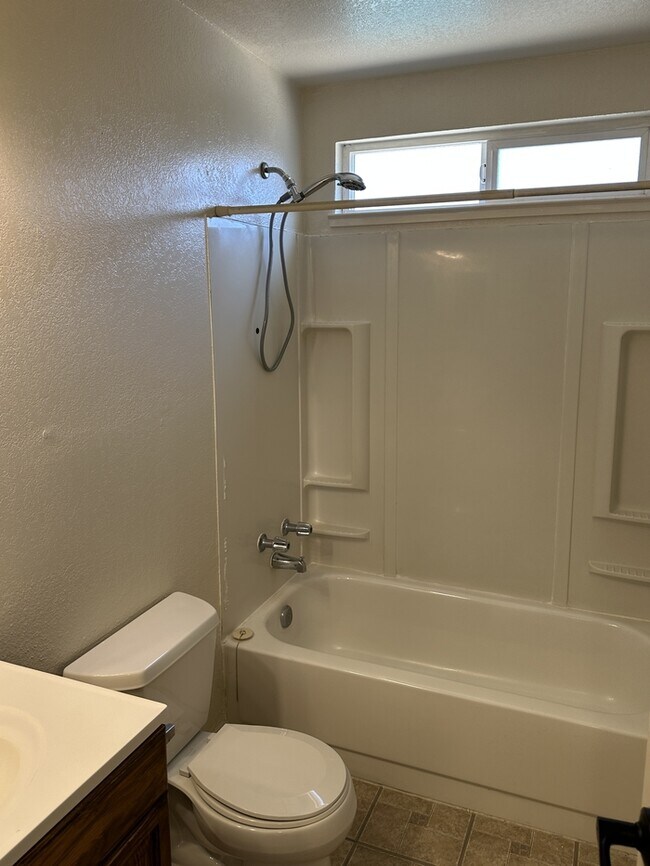 Building Photo - Beautiful Manteca 3 Bedroom Single Story H...