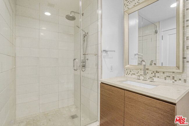 Building Photo - 900 W Olympic Blvd