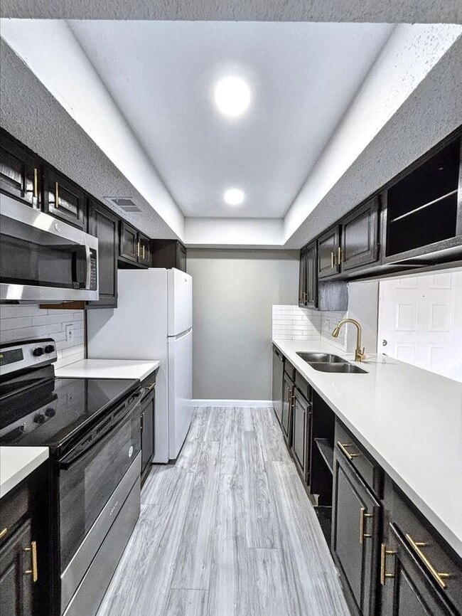 Building Photo - Lovely 2-Bedroom Condo with Modern Comfort...