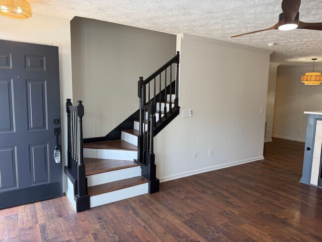Building Photo - 2BR Townhome in Franklin