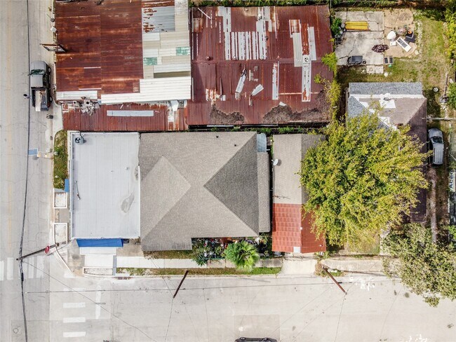 Building Photo - 2303 Chestnut St