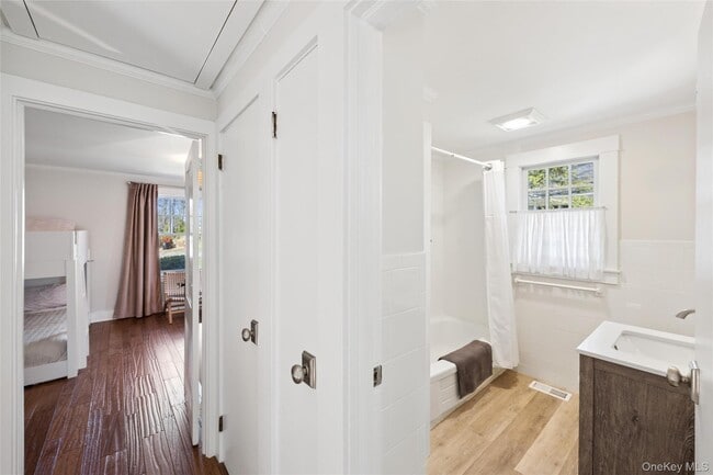 Building Photo - 250 Oak Rd