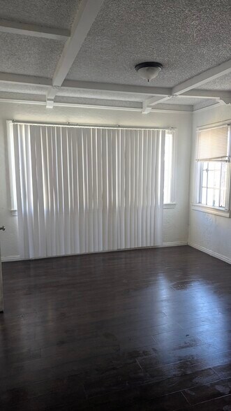 Building Photo - 1008 N Willow Ave