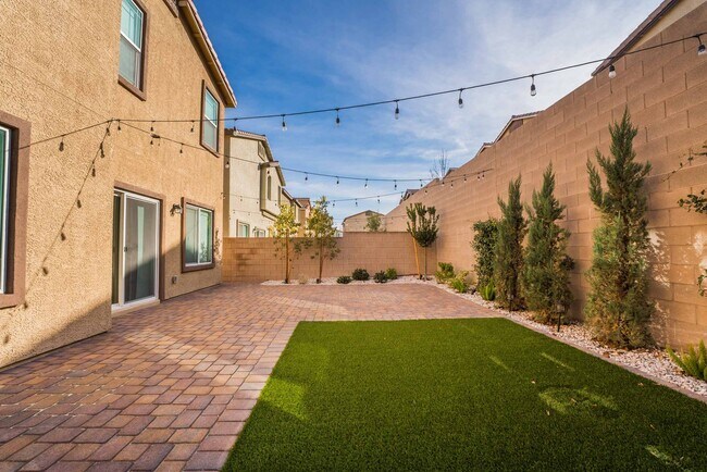 Building Photo - Stunning 5 Bedroom home in Henderson!