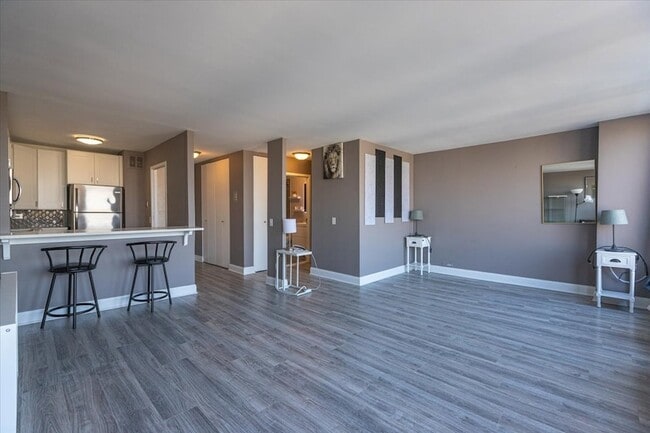 Building Photo - 5445 N Sheridan Rd