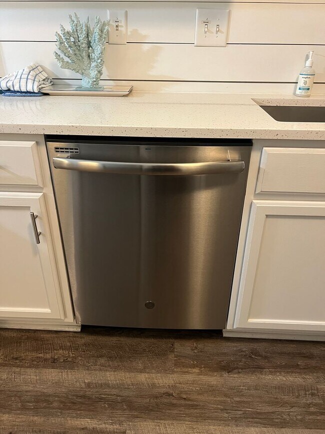 Building Photo - Walk to the Beach! Beautifully Remodeled/Furnished Fiddler's Cove