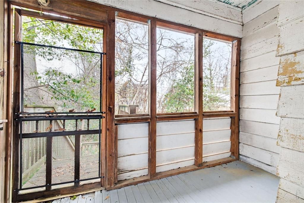 Building Photo - 114 E Maple St