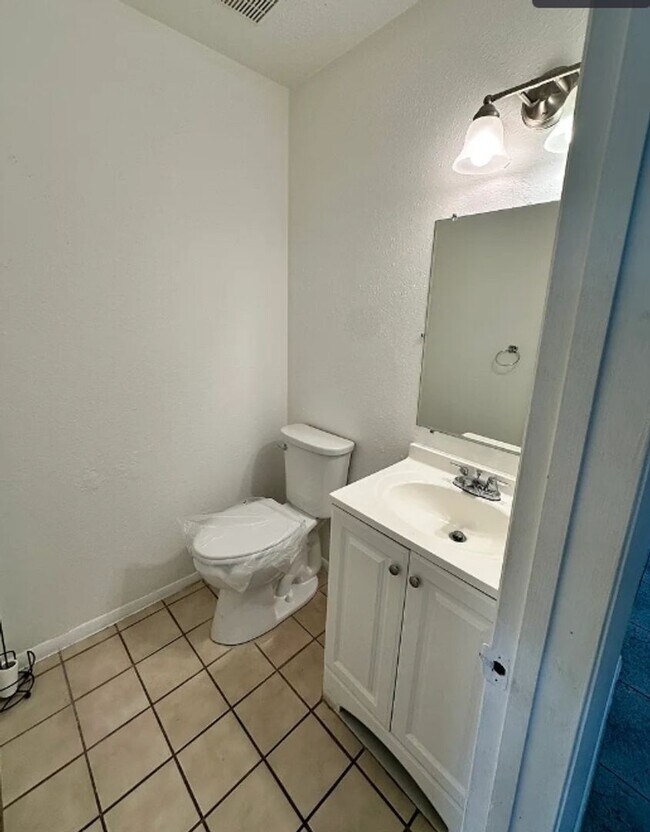 Building Photo - Beautifully Renovated 2-Bedroom, 1.5-Bathroom Townhouse in North St. Petersburg