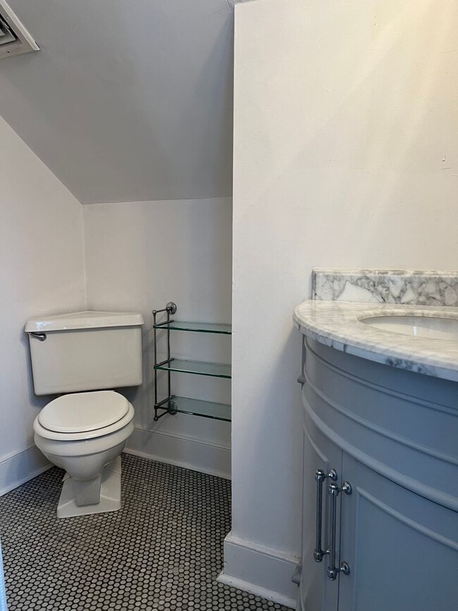 Building Photo - -- AVAILABLE SEPTEMBER 4TH -- 2 BR / 1 BA Beautiful Historic Carriage House on Monument Ave! Avai...