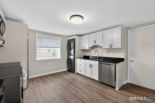 Building Photo - 121 Milldale Ave