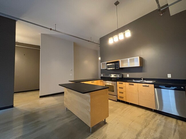 Building Photo - Spectacular Spacious Studio Condo in Downt...