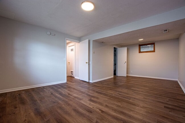 Building Photo - Split Entry 3 Bedroom / 2 Bathroom Home