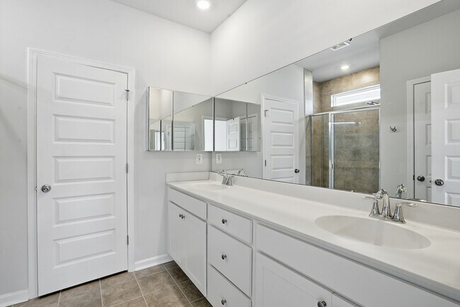 Building Photo - 145 Binscombe Ln