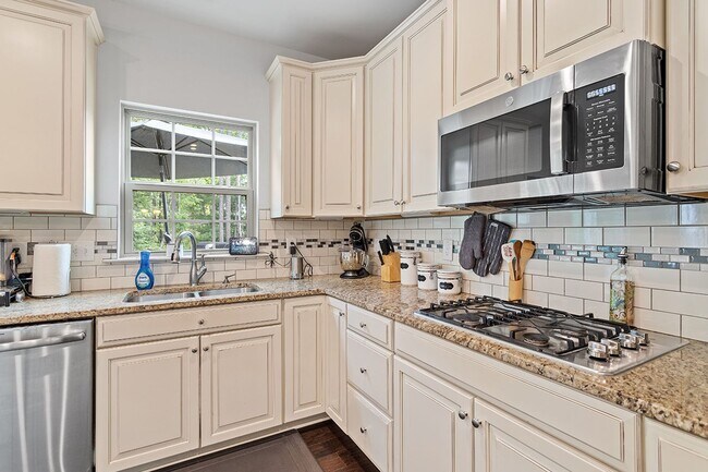 Building Photo - Luxurious 4 bedroom home in Jordan Pointe!