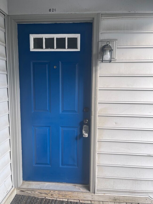 Building Photo - UPPER LEVEL SINGLE STORY CONDO IN HOLLAND ...