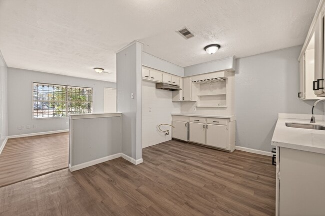 Building Photo - Affordable 4-Bedroom 2-Bathroom Convenient South Houston Home Near Medical Center & City Access