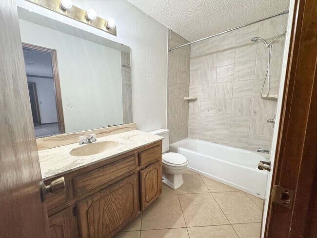 Building Photo - 3 Bed 2 bath!