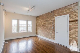 Building Photo - 2 bedroom in Chicago IL 60657