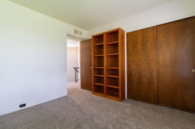 Building Photo - EXCELLENT 2BED, 1.5BATH TOWNHOUSE LOCATED ...