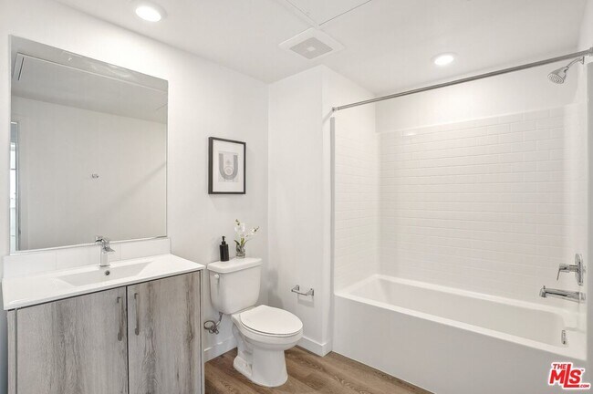 Building Photo - 224 N Alvarado St