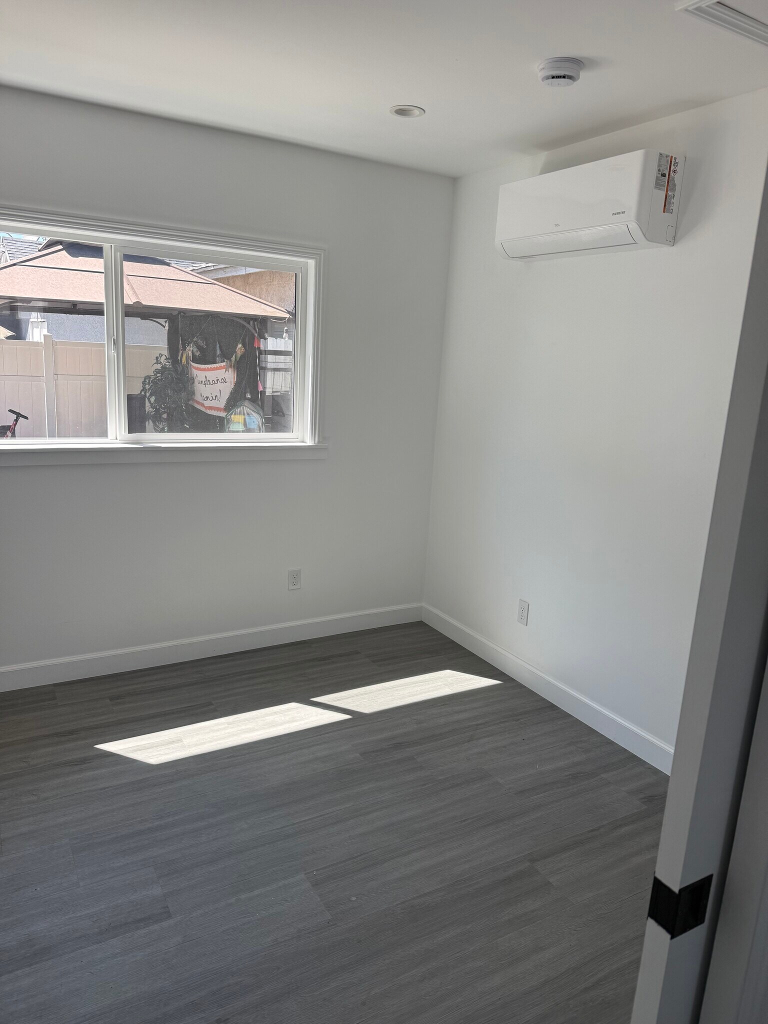 Building Photo - 265 E 69th Way