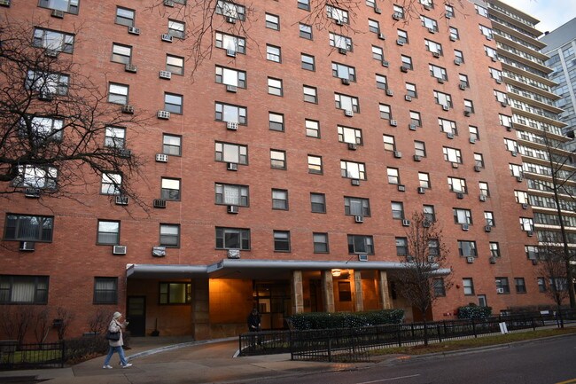 Primary Photo - 5815 N Sheridan Rd