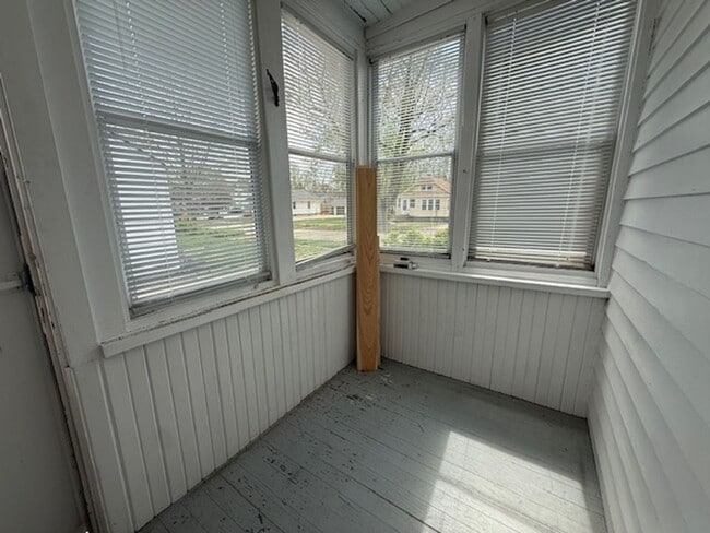 Building Photo - Classic Hardwood Floors, Fenced Yard & 2-Car Garage