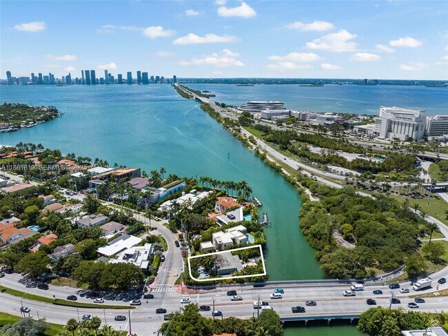 Building Photo - 3180 N Bay Rd