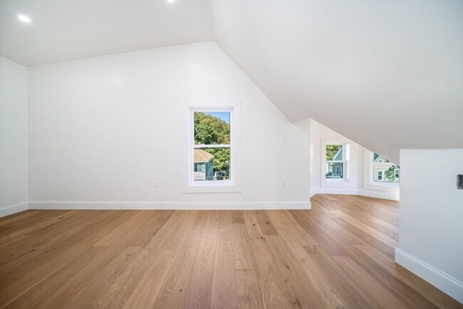 Building Photo - 9-11 Knollin St