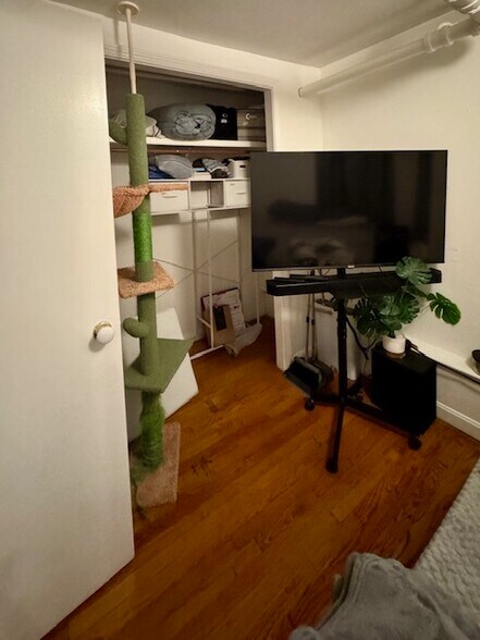 Building Photo - 21 Irving St